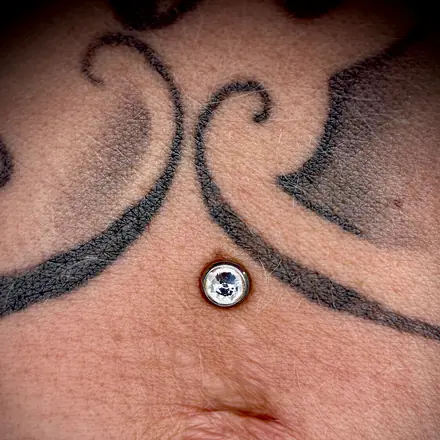 Microdermal zamiast pępka, 3 lata po zabiegu, Mish Jarski Piercing Toruń