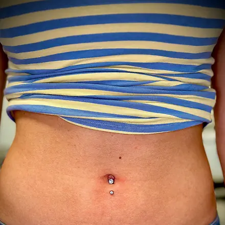 Reverse navel Justyny, Mish Jarski Piercing Toruń