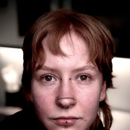 Natalia: bridge, vertical labret, septum i nostrile z łańcuszkiem, Mish Jarski Piercing Toruń