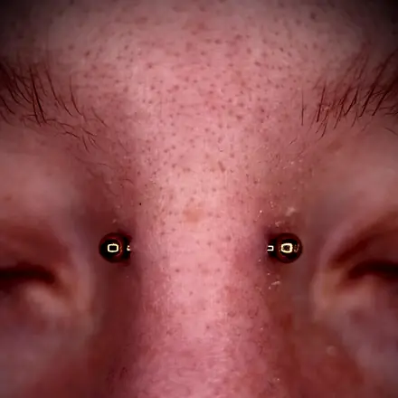 Natalia: bridge, vertical labret, septum i nostrile z łańcuszkiem, Mish Jarski Piercing Toruń