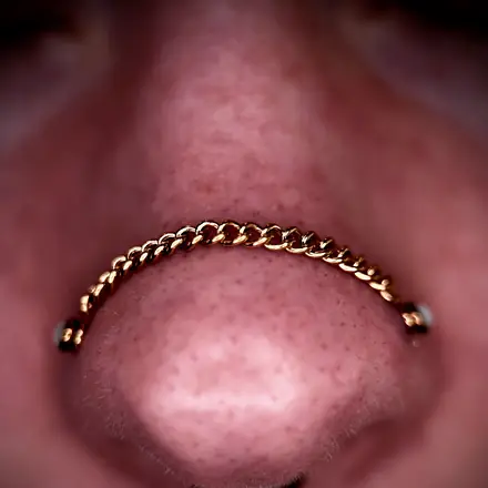 Natalia: bridge, vertical labret, septum i nostrile z łańcuszkiem, Mish Jarski Piercing Toruń