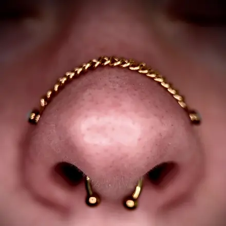 Natalia: bridge, vertical labret, septum i nostrile z łańcuszkiem, Mish Jarski Piercing Toruń
