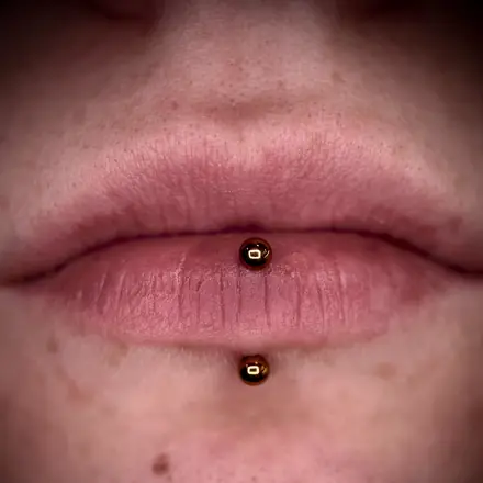 Natalia: bridge, vertical labret, septum i nostrile z łańcuszkiem, Mish Jarski Piercing Toruń