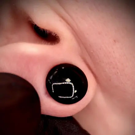 Tunel ze scalpellingu, praca Mish Jarski Piercing