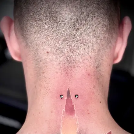 Podwójny microdermal na karku, Mish Jarski Piercing Toruń