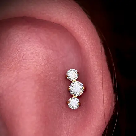 Helix z anodyzacją na złoto, Mish Jarski Piercing Toruń